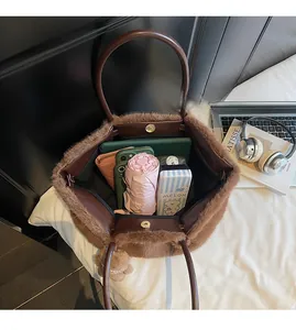 Vista dall'alto dell'interno spazioso della borsa tote in peluche marrone con chiusura