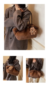 Borsa a secchiello in peluche marrone con manici in pelle e ciondolo a forma di orsetto