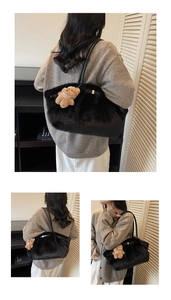 Dettaglio della borsa tote in peluche nera con fibbia in pelle e ciondolo a forma di orso