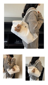 Dettaglio della borsa tote in peluche bianca con ciondolo orso bruno e manici