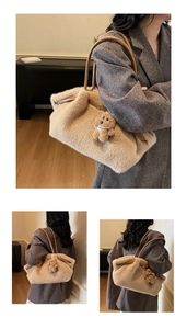 Dettaglio della borsa tote in peluche marrone chiaro con cinturini in pelle e ciondolo