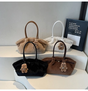 Borse in peluche in quattro colori con ciondoli a forma di orso e manici in pelle
