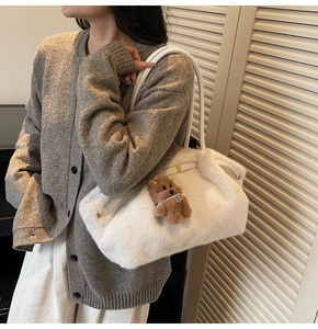 Dettaglio della borsa tote in ecopelliccia bianca con ciondolo a forma di orsetto marrone