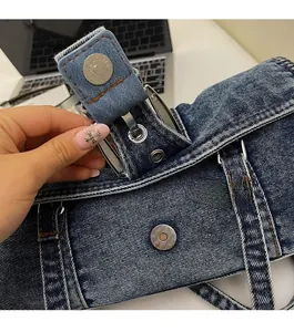 Détail du sac Boston en denim vintage avec fermeture magnétique pratique et sécurisée