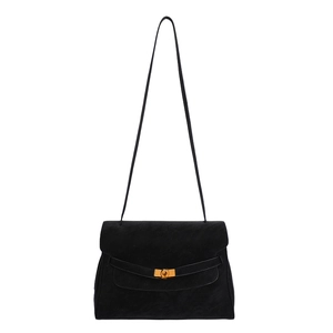 Schwarze Wildleder-Handtasche mit goldenem Metallverschluss und schmalem Schultergurt