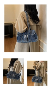Détail du sac Boston en jean bleu vintage avec boucle argentée et bandoulière de style Y2K