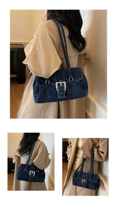 Détail du sac Boston en jean vintage avec coutures blanches et boucle argentée large