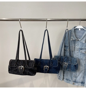 Détail de sacs Boston en denim rétro en trois couleurs avec boucles en métal de style Y2K