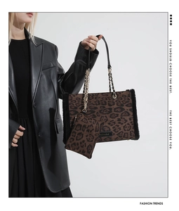 Dettaglio borsa shopper leopardata con catena dorata e piccola pochette coordinata