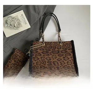 Detailansicht des Leopardenmuster-Taschen-Sets mit Goldkette und passender kleiner Börse