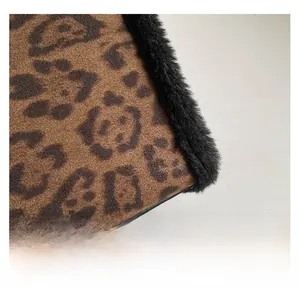 Detailaufnahme von Leopardenmuster-Stoff mit luxuriösem schwarzem Kunstpelz-Besatz