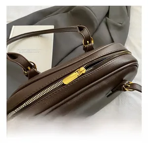 Close-up of the high-quality gold hardware and precise stitching on this retro shoulder bag