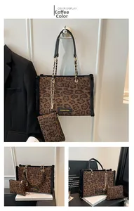 Dettaglio della borsa tote leopardata con bordo in peluche, catena e pochette abbinata