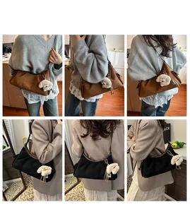 Vues détaillées de sacs hobo vintage en daim marron et noir avec breloque chiot
