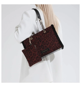 Dettaglio della borsa tote leopardata bordeaux con tracolla a catena e portamonete