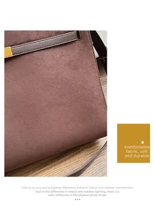 Détail du sac fourre-tout marron foncé en daim avec texture givrée et boucle en métal