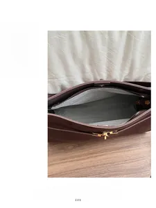 Vue détaillée du grand sac cabas avec doublure en chevron et fermoir rotatif doré