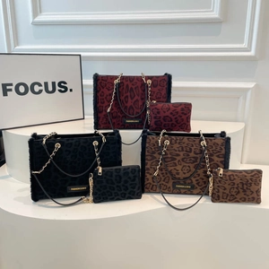 Tre borse shopping leopardate nei colori rosso, nero e marrone con tracolla a catena