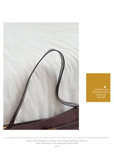 Détail du sac à bandoulière marron mat avec sangle confortable et ferrures dorées
