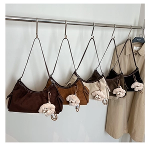 Vue détaillée de sacs croissants en velours côtelé colorés avec charms en peluche