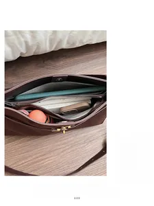 Vue intérieure du sac cabas en daim montrant la grande capacité pour un ordinateur