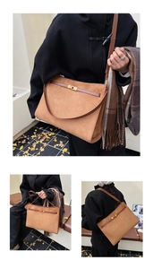 Sac cabas en daim marron avec boucle métallique et bandoulière réglable portée