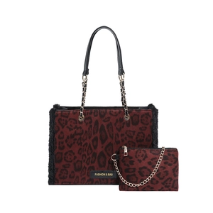 Set borsa tote vintage con stampa leopardata e pochette coordinata su sfondo bianco
