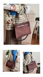 Détail du grand sac cabas en daim marron avec sangle en cuir et fermoir doré rotatif