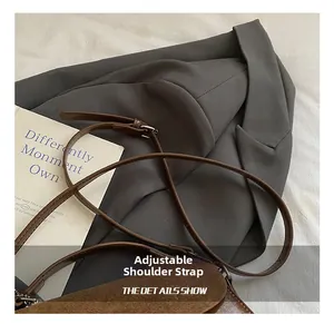 Details des verstellbaren braunen Leder-Schultergurts mit Metallschnalle an der Tasche