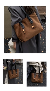 Borsa tote vintage marrone con corde intrecciate nere e nappine con perle in legno