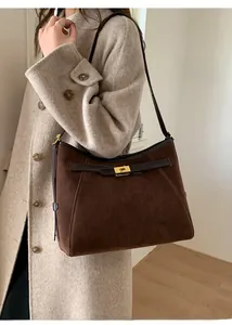 Dettaglio della borsa tote in pelle scamosciata marrone con finiture e fibbia dorata