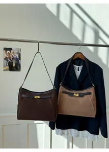 Dettaglio della borsa tote vintage in pelle scamosciata con cinturino e chiusura a girello oro