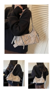 Détail du sac baguette beige Y2K avec boucles vintage et fermetures éclair métalliques