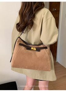 Dettaglio borsa tote vintage in pelle scamosciata marrone con fibbia dorata e cinturini