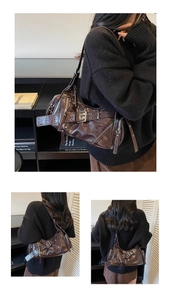 Détails du sac baguette en cuir marron foncé avec boucles et rivets argentés de style biker