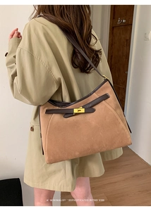 Dettaglio della borsa tote vintage in pelle scamosciata con chiusura dorata