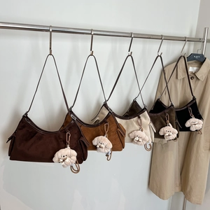 Matte Wildleder Hobo Bag für Damen in fünf Farben mit süßem Welpen-Anhänger und Riemen