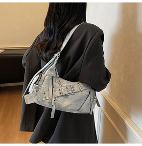 Vue détaillée du sac baguette Y2K bleu clair avec fermetures éclair et longs pompons