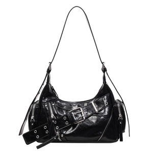 Borsa baguette punk Y2K nera con occhielli in metallo e tracolla regolabile