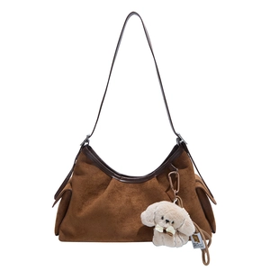 Braune Hobo-Tasche aus Wildlederimitat mit großem Fassungsvermögen und Welpen-Anhänger