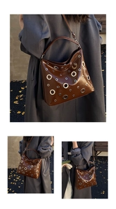 Détail d'un sac cabas marron foncé brillant avec œillets métalliques sur rue d'automne