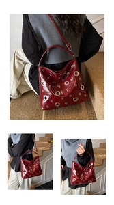 Détail du sac hobo bordeaux en cuir avec grands oillets argentés et bandoulière