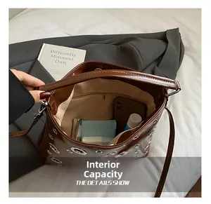 Capacité interne du sac en cuir marron montrant l'espace pour les essentiels quotidiens
