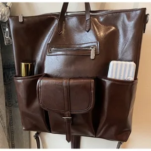 Détails du sac cabas marron en similicuir avec plusieurs poches de rangement