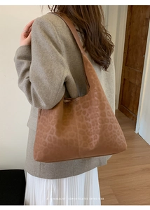 Gros plan d'un sac cabas vintage en daim à imprimé léopard avec large bandoulière