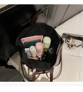 Détail macro de l'intérieur spacieux du sac à dos en cuir brun contenant une tablette