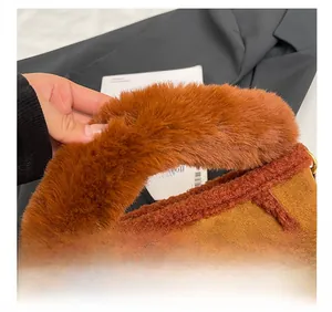 Dettaglio del manico in morbido peluche marrone della borsa a tracolla leopardata