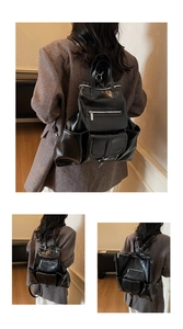 Trois angles d'un modèle portant un sac à dos en similicuir noir brillant et métal argenté