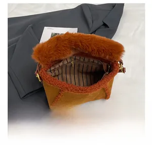 Dettaglio interno della borsa in peluche con fodera a righe e tasca con zip sicura