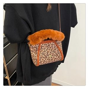 Dettaglio della borsa a secchiello leopardata con bordo in ecopelliccia arancione e tracolla